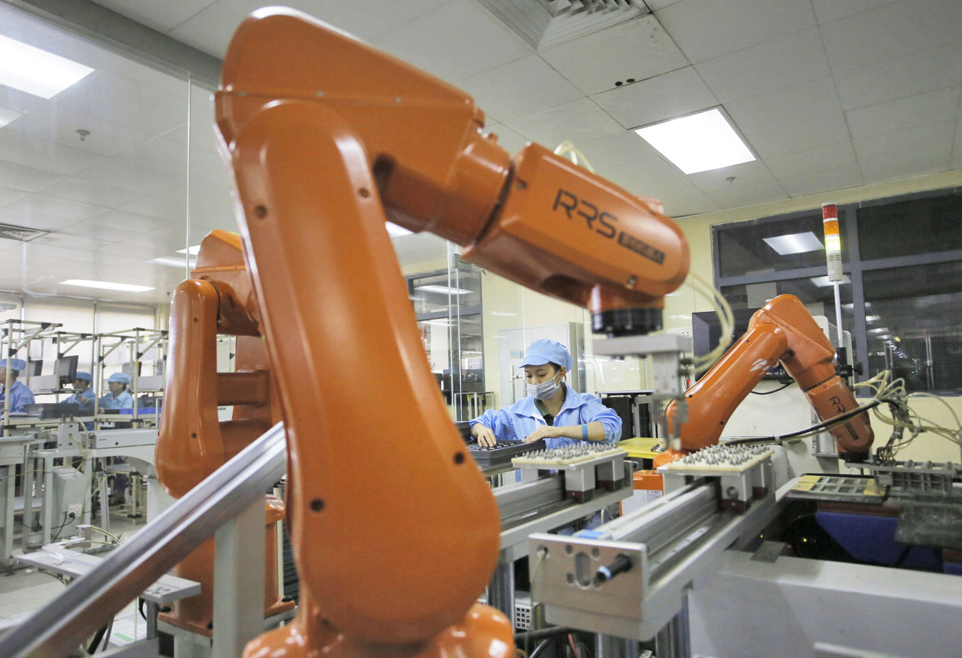 Foxconn sustituye 60 mil trabajadores con robots