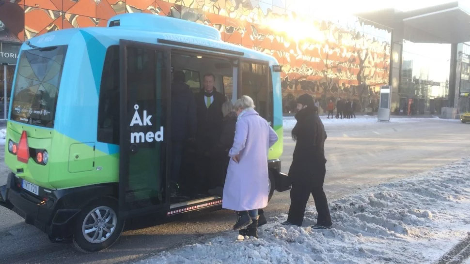 Начнет везти. Беспилотный транспорт в Швеции. Беспилотный автобус в Швеции. Беспилотные шаттлы автобусы в Стокгольме.